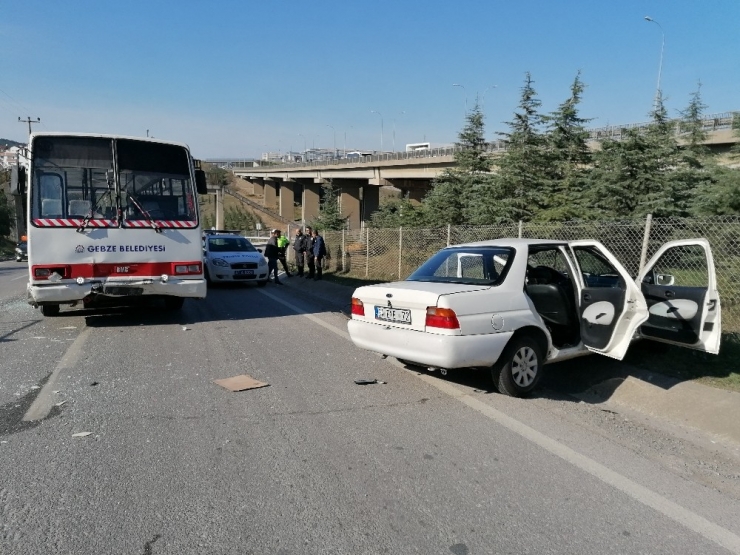 Kocaeli’de Halk Otobüsü İle Otomobil Çarpıştı: 4 Yaralı