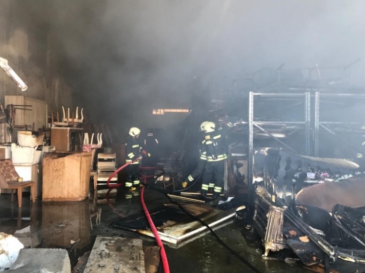 Konya’da Mobilya Deposunda Yangın