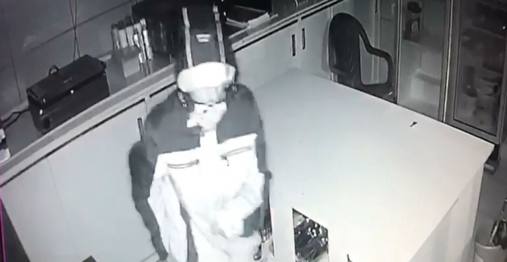 Kantindeki Hırsızlık Girişimi Kameraya Yakalandı