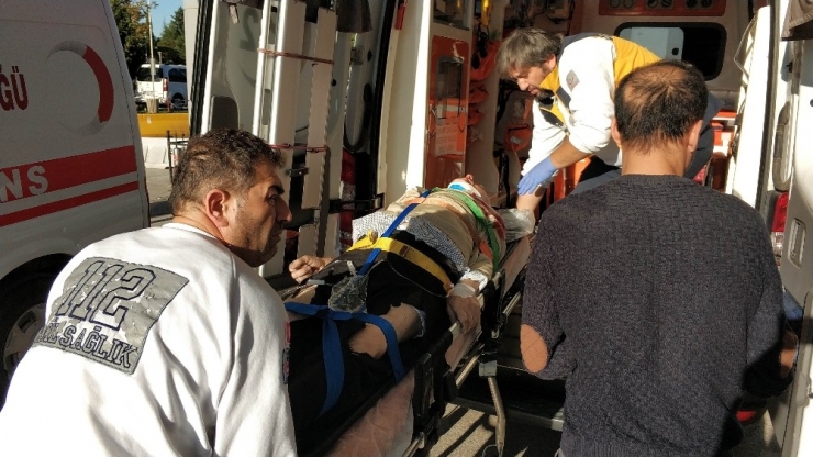 Samsun’da Evine Balkondan İple Sarkarak Girmek İsteyen Yaşlı Adam Düşerek Ağır Yaralandı