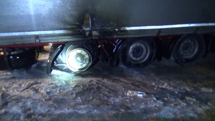 Silivri’de Kepek Yüklü Tırın Lastikleri Alev Aldı