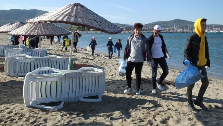 Burhaniye’de Öğrenciler Sahil Temizliği Yaptı