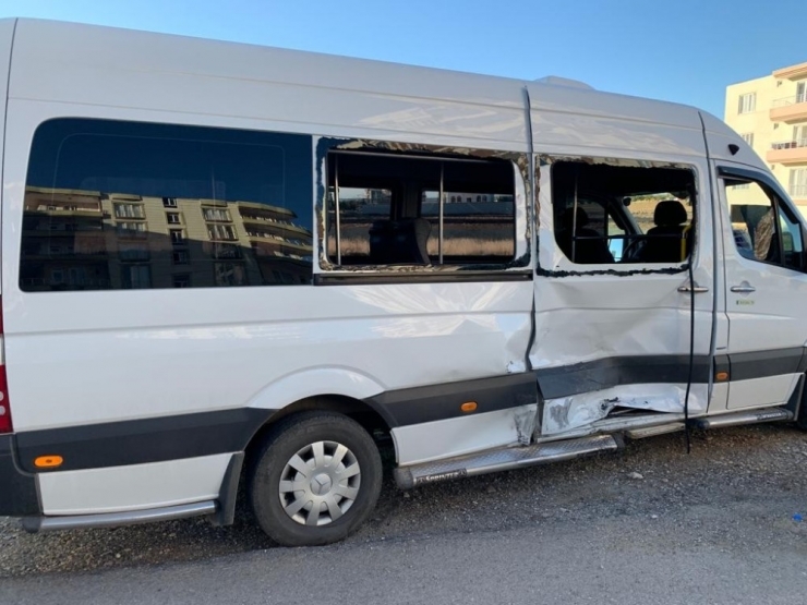Minibüs İle Otomobil Çarpıştı: 6 Yaralı