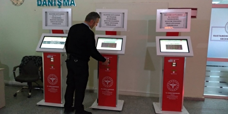 Hastane Koridorlarında Kayıt Kuyruğuna Son