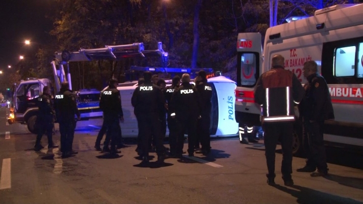 Ankara’da Minibüs Polis Aracına Çarptı: 2’si Polis 4 Yaralı