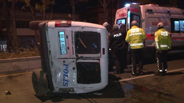 Ankara’da Minibüs Polis Aracına Çarptı: 2’si Polis 4 Yaralı