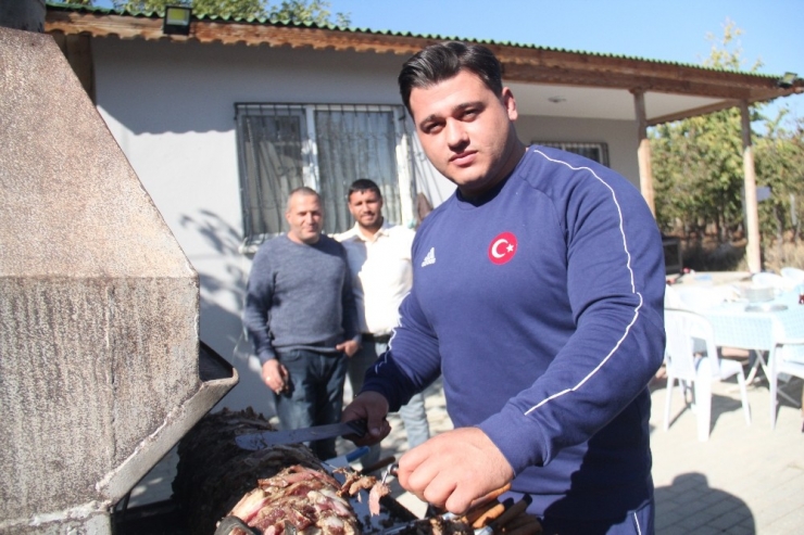 Rıza Kayaalp: “Hem Avrupa’dan Hem De Olimpiyattan Şampiyonluklarla Dönmek İstiyorum”