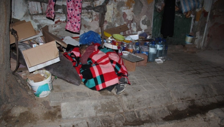 Kaldırımda Geçen Dram Dolu Bir Hayat