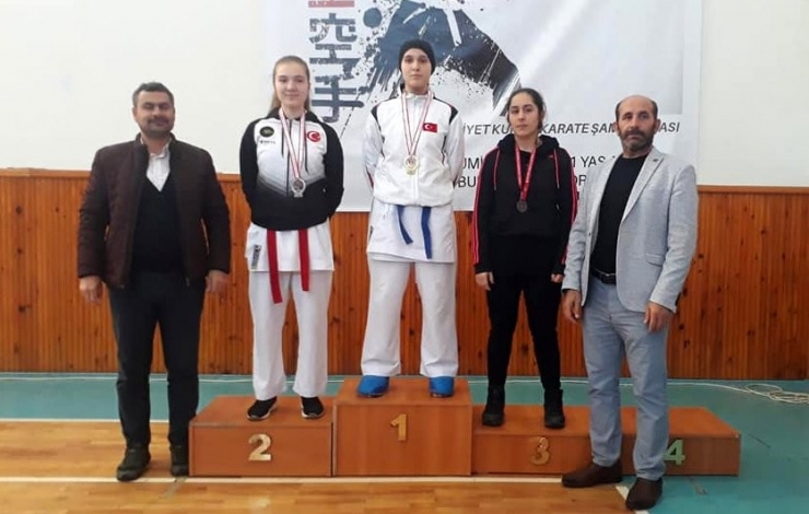 Bayburt’ta Cumhuriyet Kupası Karate Şampiyonası Renkli Görüntülere Sahne Oldu