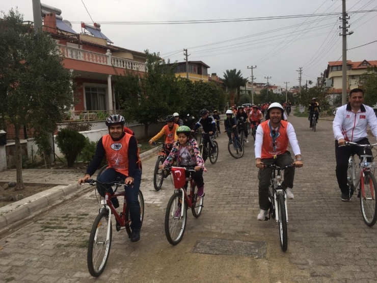 Burhaniyeli Öğrenciler Sahilde Pedal Çevirdi