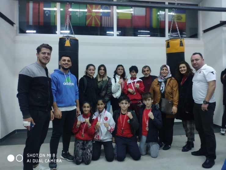 İlkadım Belediyesi Sporcularından Dostluk Turnuvası’nda Büyük Başarı