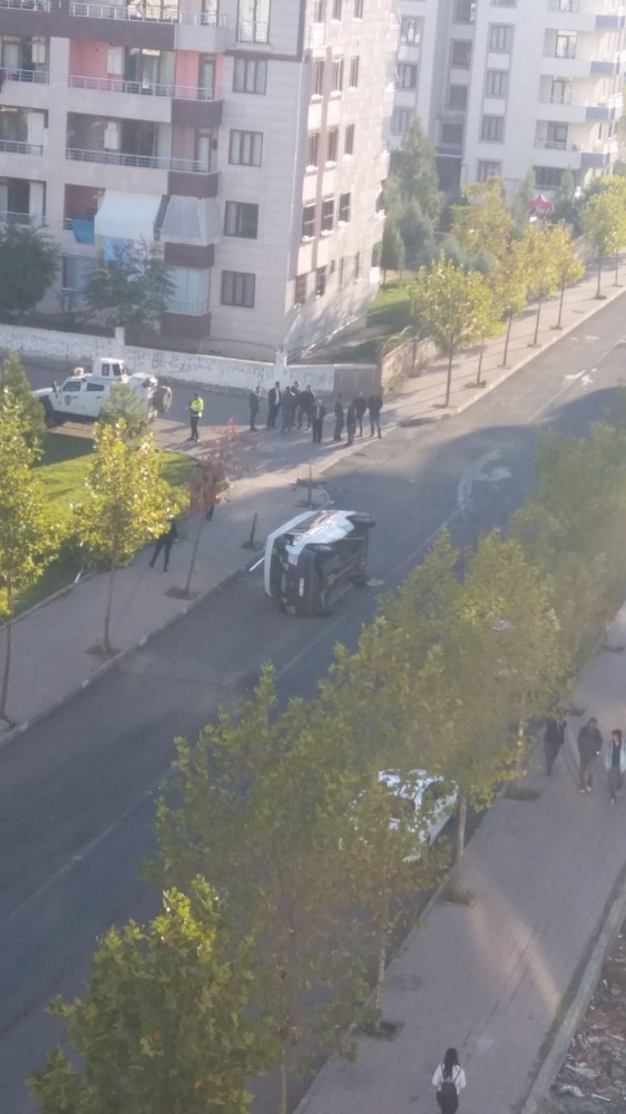 (Düzeltme) Diyarbakır’da Servis Aracı Kaza Yaptı: 5 Yaralı