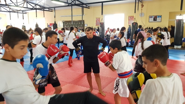 Muay Thai’nin Dünya Yıldızı, Genç Sporcularla İdman Yaptı
