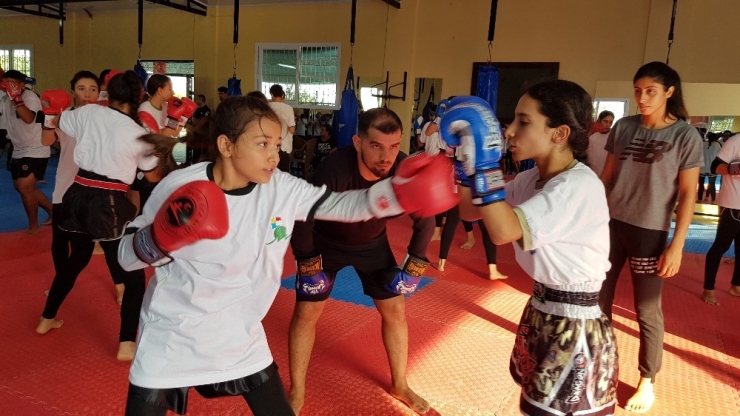 Muay Thai’nin Dünya Yıldızı, Genç Sporcularla İdman Yaptı