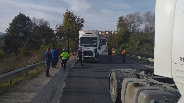 Yokuş Aşağı Giden Tır Otomobile Çarptı 3 Kişi Yaralandı