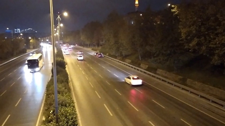 Trafikte Tekmeler Ve Yumrukların Havada Uçuştuğu Kavga Kamerada