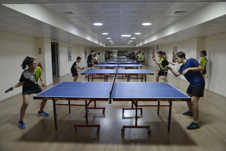 Masa Tenisine Tepebaşı İmzası