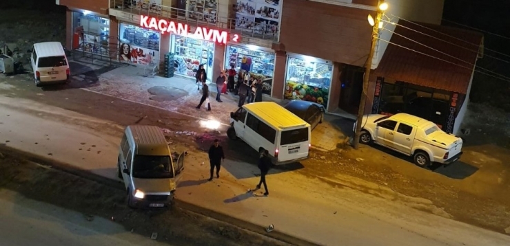 Yüksekova’da Maddi Hasarlı Trafik Kazası