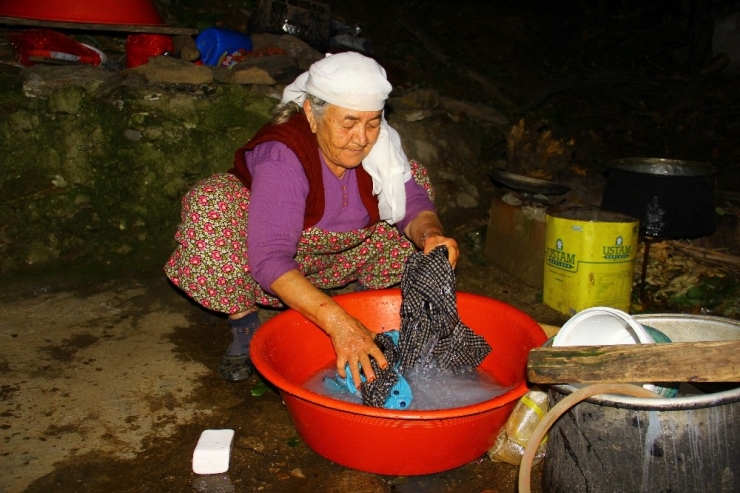 Parasızlıktan Değil, Elektriksizlikten İlk Çağları Yaşıyorlar