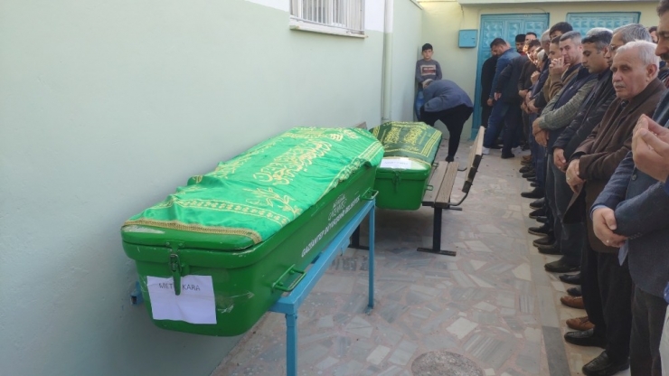 Kazada Ölen Kuzenler Yan Yana Defin Edildi