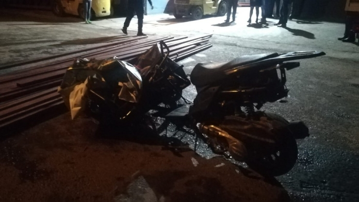 Motosikletin Üzerine Demir Profiller Düştü: 1 Ölü, 1 Yaralı