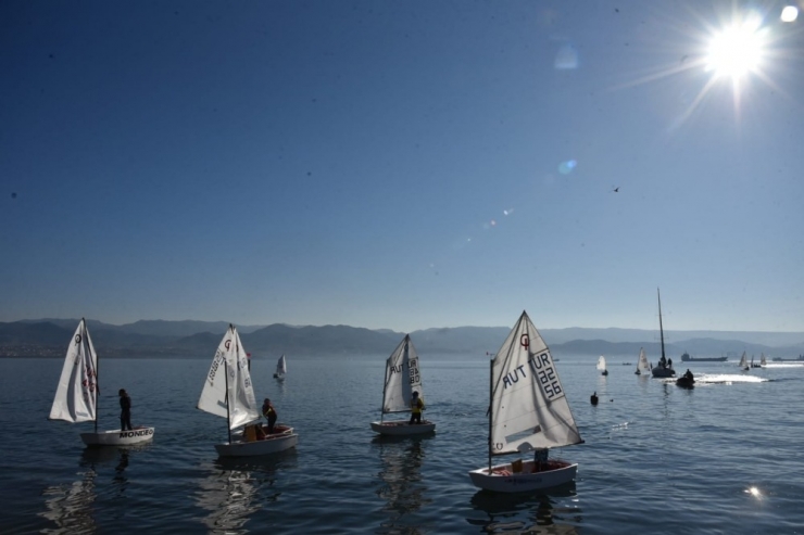 Yelkenliler İzmit Körfezi’nde Kıyasıya Yarıştı