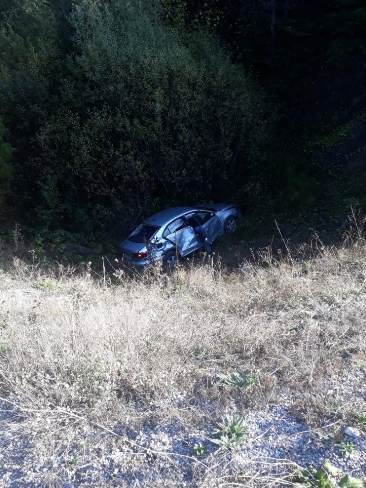 Virajı Alamayan Otomobil Şarampole Uçtu 1 Yaralı