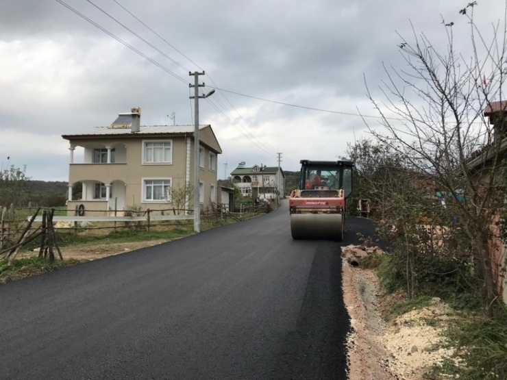 Bin 700 Metrelik Köy Yoluna Sıcak Asfalt