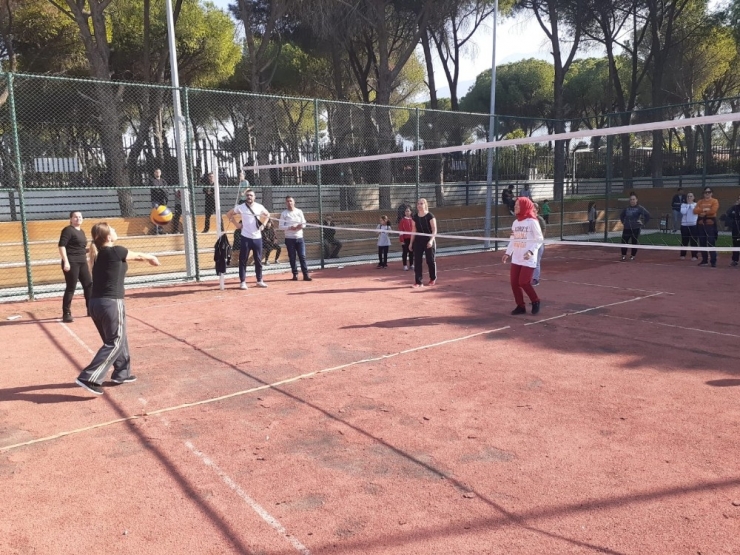 Ev Kadınları Ve Çalışan Kadınlar Voleybol Turnuvasında Buluştu