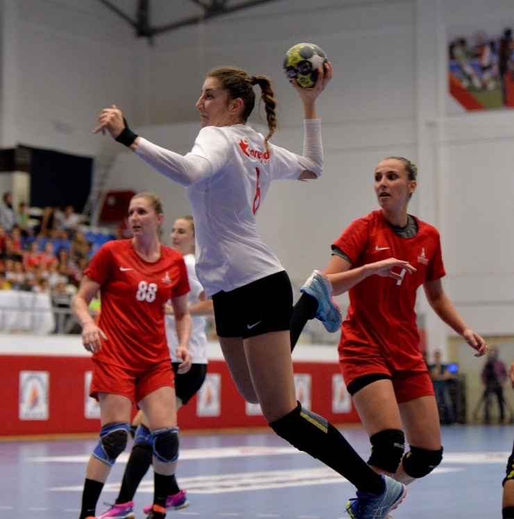 Muratpaşa Belediyespor Kadın Hentbol Takımı Farka Gitti