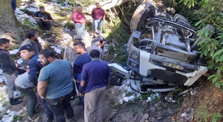 Hafriyat Kamyonu Uçuruma Yuvarlandı: 1 Yaralı
