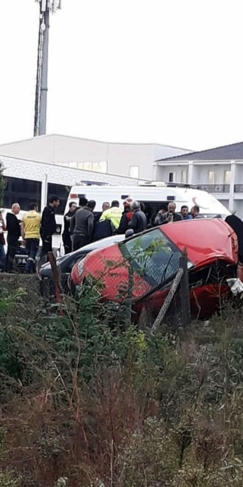 Karasu’da İki Otomobil Çarpıştı: 6 Yaralı