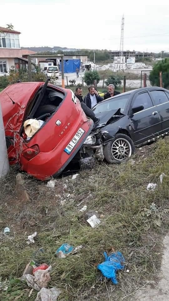 Karasu’da İki Otomobil Çarpıştı: 6 Yaralı