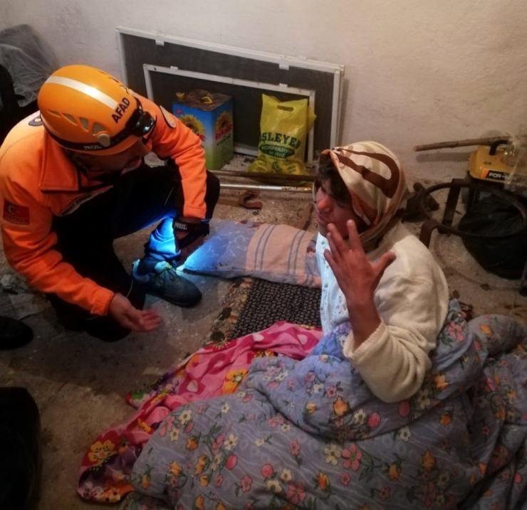 Kaybolan Kadını Afad Ekipleri Fındık Deposunda Buldu