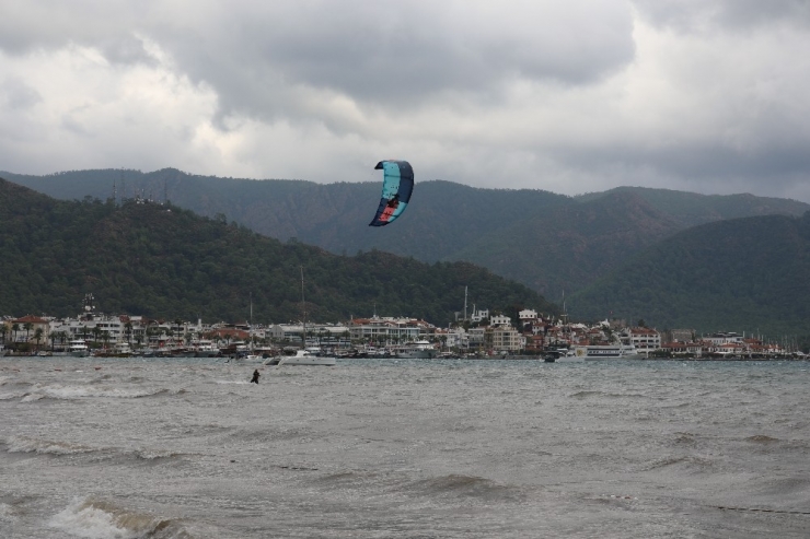 Sörfçüler Rüzgarın Tadını Çıkardı