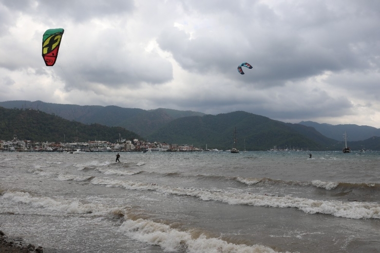 Sörfçüler Rüzgarın Tadını Çıkardı