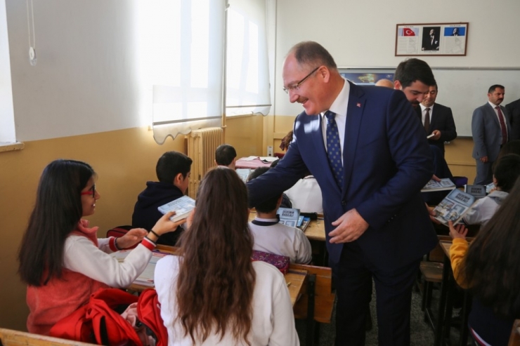 Başkandan Öğrencilere Kitap Hediyesi