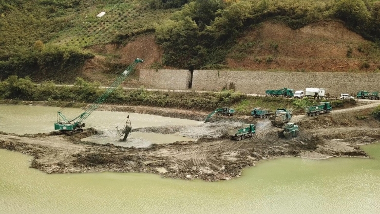 Sera Gölü’nü Çamur Ve Balçıktan Temizlemek İçin Yürütülen Çalışmalar Sürüyor