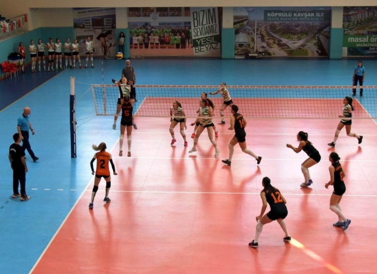 Salihli’nin Sultanları 5. Sette Kaybetti