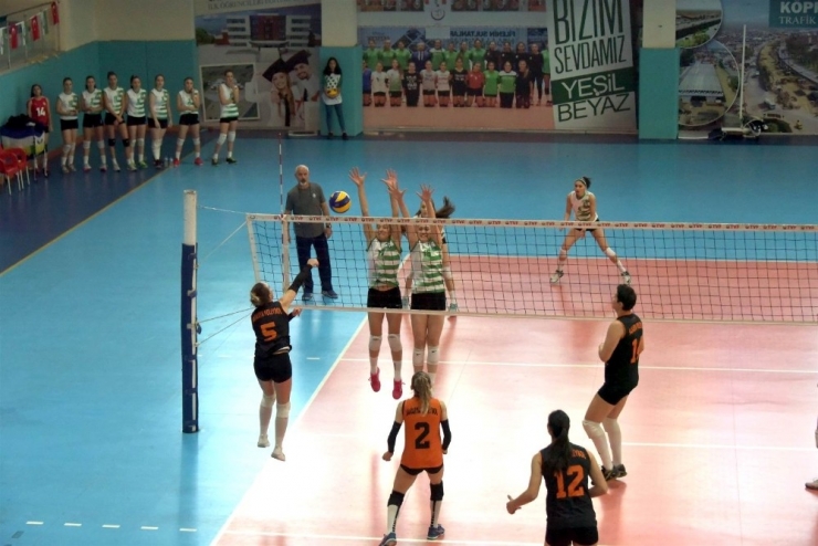 Salihli’nin Sultanları 5. Sette Kaybetti