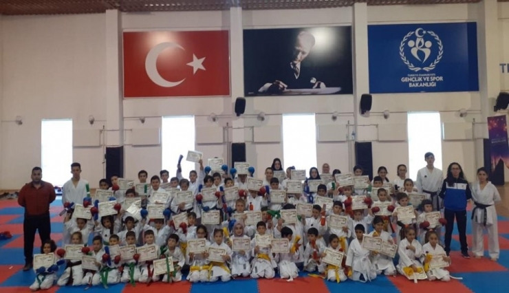 70 Karateci Bir Üst Kuşağa Terfi Etti