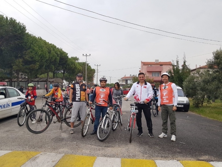 Burhaniyeli Öğrenciler Sahilde Pedal Çevirdi