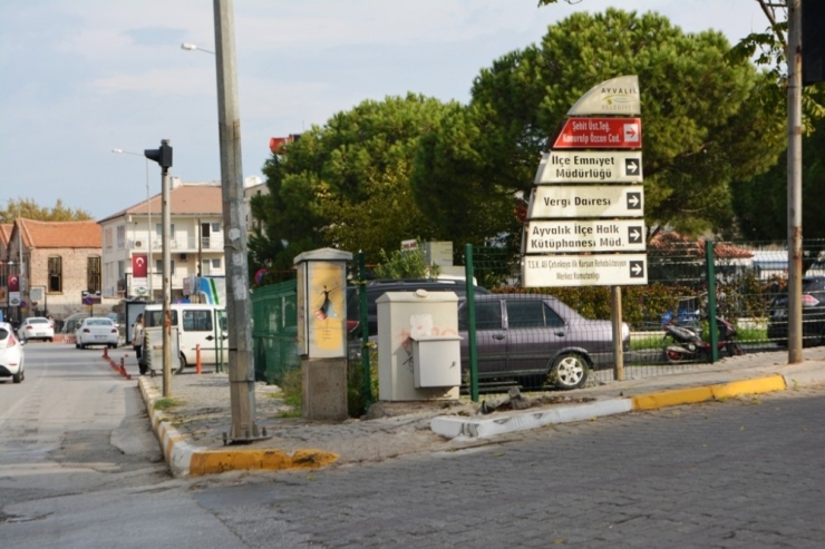 Ayvalık’ta Bir Aydır Onarılamayan Ve Yerde Yatan Mobese Direği Haberimizin Ardından Kaldırıldı