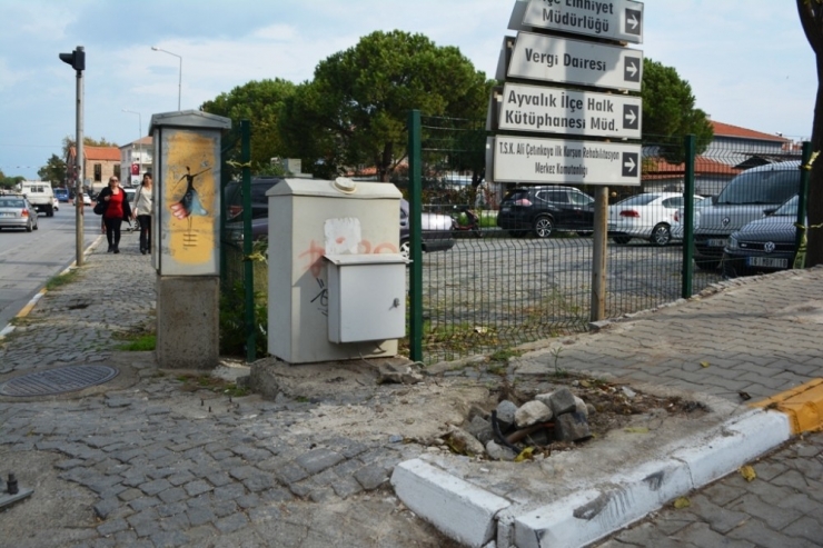 Ayvalık’ta Bir Aydır Onarılamayan Ve Yerde Yatan Mobese Direği Haberimizin Ardından Kaldırıldı