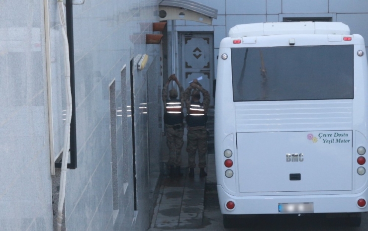 Terörden Alınan Şahıslar İçin Etten Duvar Ördüler