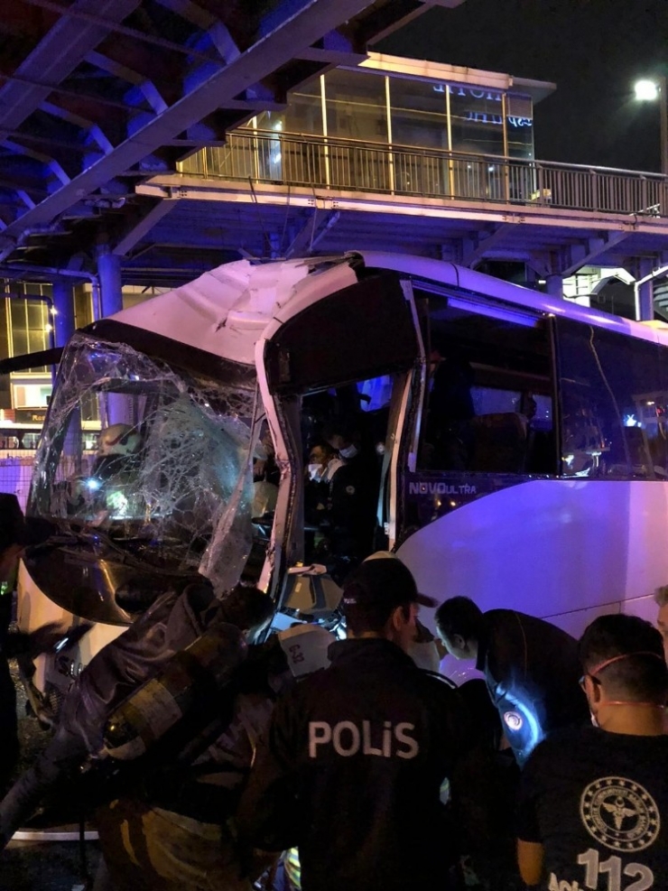 Beylikdüzü’nde Çevik Kuvvet Ekibini Taşıyan Araç Kaza Yaptı... Çok Sayıda Yaralı Var