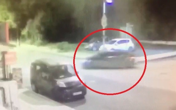 Balkondan Tırmanıp Evi Soyan Hırsızları Güvenlik Kameraları Ele Verdi