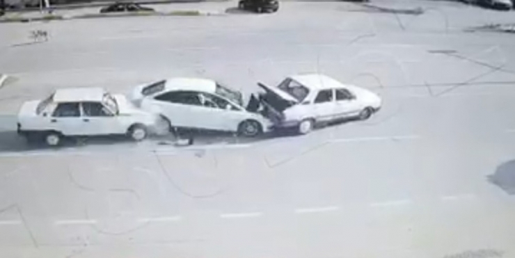 Köpeğe Çarpmamak İçin Yavaşladı, Zincirleme Kazaya Neden Oldu: 1 Ölü, 1 Yaralı