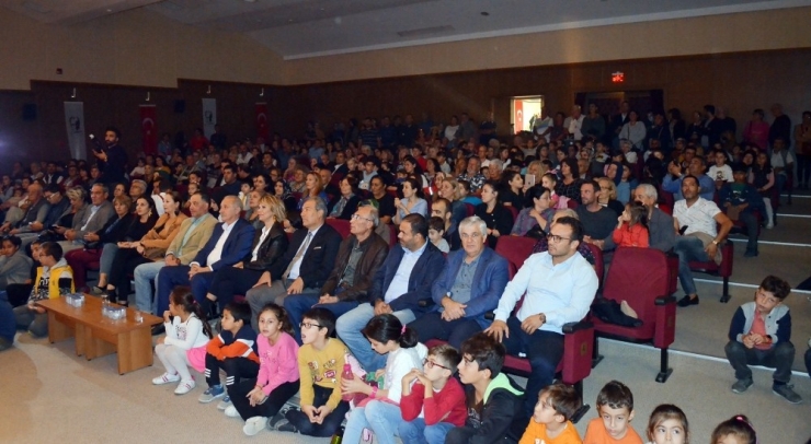 Didim’de Öğrenciler Okulları Yararına İngilizce Oyun Sahneledi