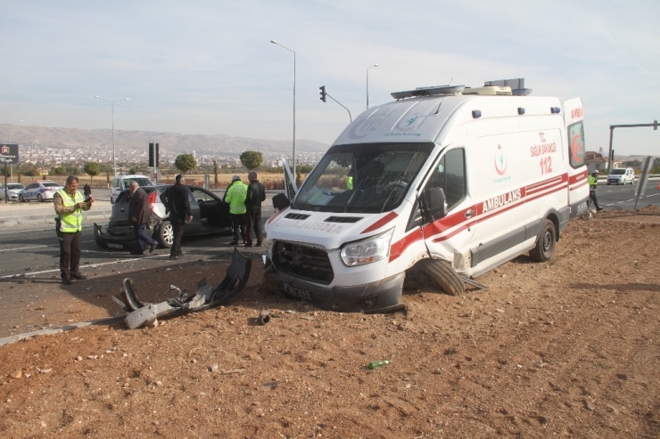 Elazığ’da Ambulans İle Otomobil Çarpıştı: 1’i Ağır 7 Yaralı